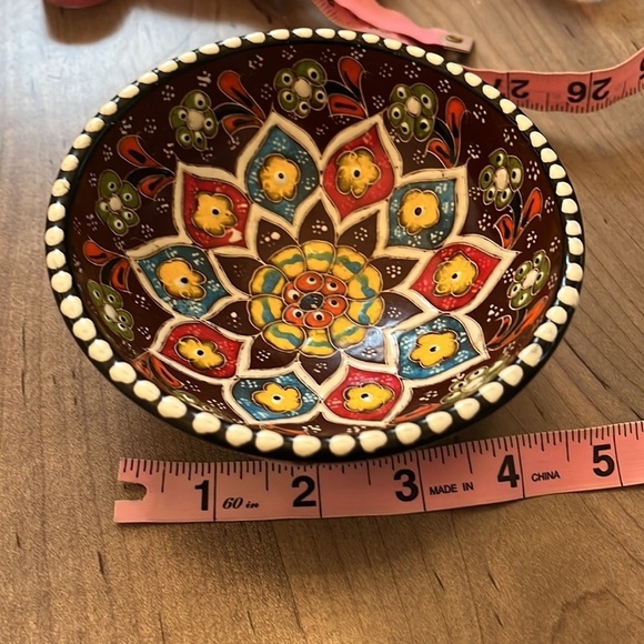 Hand painted Pottery Bowl with Bermuda on bottom - Picture 4 of 4